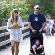 La belle Molly Sims, 40 ans, est aux anges auprès de son homme et son fils lors de vacances à Miami pour passer les fêtes de fin d'année. 24 décembre 2013