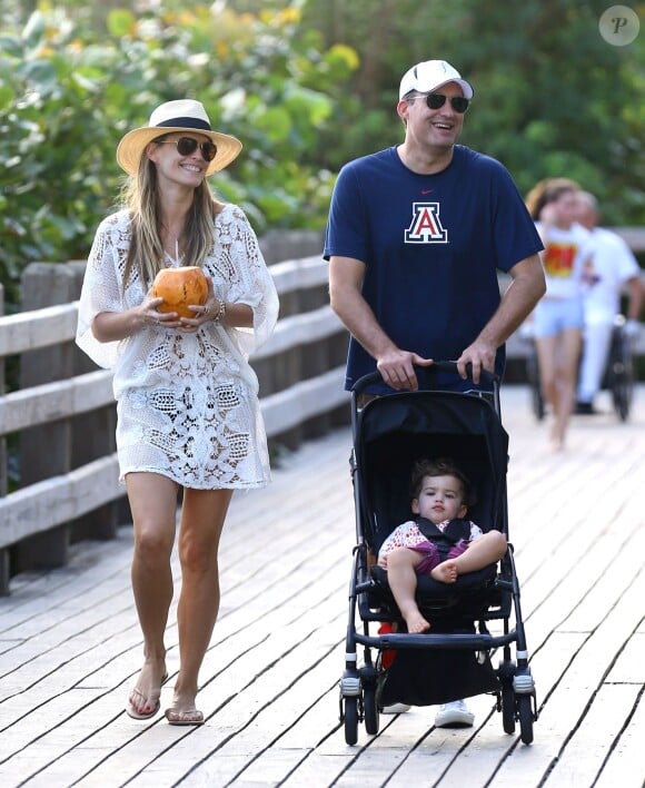 La belle Molly Sims, 40 ans, est aux anges auprès de son homme et son fils lors de vacances à Miami pour passer les fêtes de fin d'année. 24 décembre 2013
