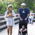 La belle Molly Sims est aux anges auprès de son homme et son fils lors de vacances à Miami pour passer les fêtes de fin d'année. 24 décembre 2013