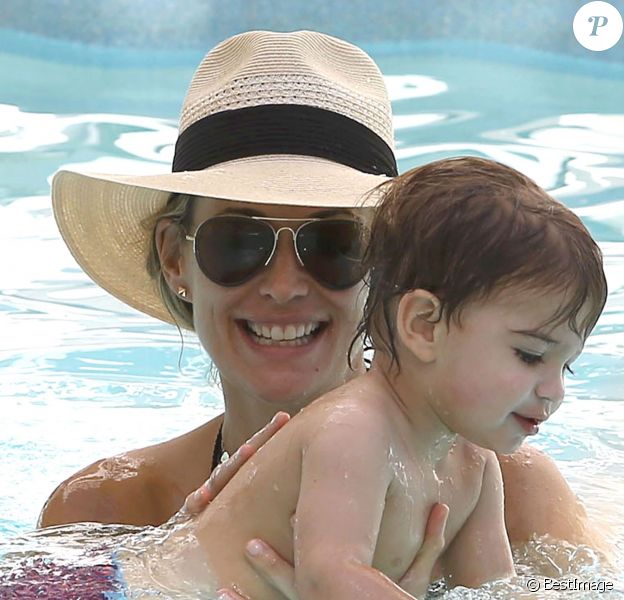 La belle Molly Sims est aux anges auprès de son homme et son fils lors de vacances à Miami pour passer les fêtes de fin d'année. 24 décembre 2013