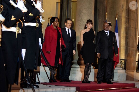 Nicolas Sarkozy et Carla Bruni-Sarkozy accueillent le président d'Afrique du Sud, Jacob Zuma et son épouse sur le parvis de l'Elysée, le 2 mars 2011.
