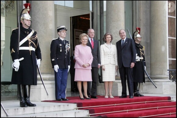Le couple Chirac accuille le roi d'Espagne Juan Carlos et la reine Sofia sur le parvis de l'Elysée, le 27 mars 2006.