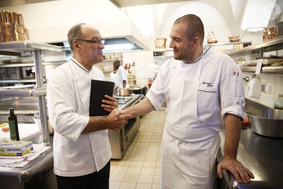 Bernard Vaussion et le nouveau chef de l'Elysée Guillaume Gomez, à Paris le 31 octobre 2013. 