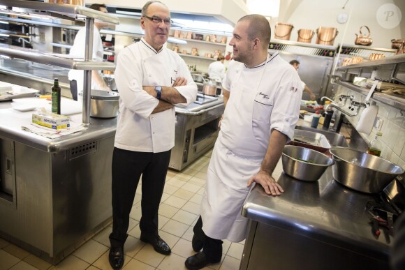 Bernard Vaussion et le nouveau chef de l'Elysée Guillaume Gomez, à Paris le 31 octobre 2013. 