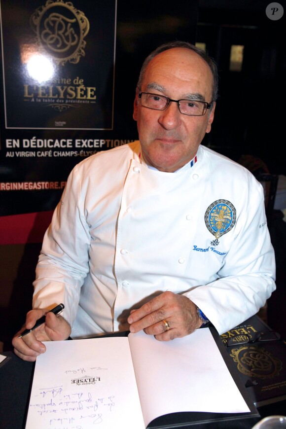 Bernard Vaussion signe son ouvrage sur la cuisine de l'Elysée, à Paris le 8 novembre 2012.