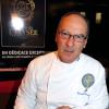 Bernard Vaussion signe son ouvrage sur la cuisine de l'Elysée, à Paris le 8 novembre 2012.