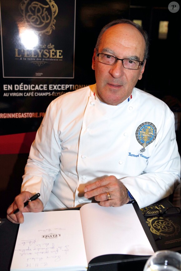 Bernard Vaussion signe son ouvrage sur la cuisine de l'Elysée, à Paris le 8 novembre 2012.