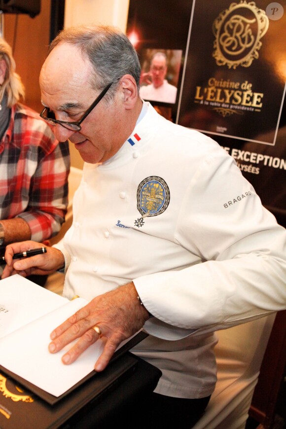 Bernard Vaussion signe son ouvrage sur la cuisine de l'Elysée, à Paris le 8 novembre 2012.