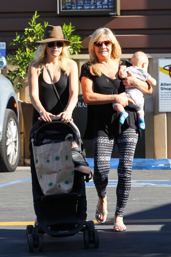 Malin Akerman, sa mère Pia et son fils Sebastian se promènent à Los Feliz. Los Angeles, le 26 décembre 2013.