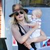 Malin Akerman et son fils Sebastian, de sortie dans le quartier de Los Feliz à Los Angeles, le 26 décembre 2013.