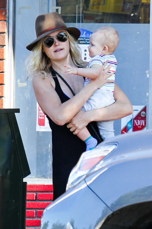 Malin Akerman et son fils Sebastian, de sortie dans le quartier de Los Feliz à Los Angeles, le 26 décembre 2013.