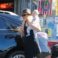Malin Akerman et son fils Sebastian, de sortie dans le quartier de Los Feliz à Los Angeles, le 26 décembre 2013.