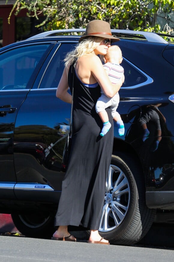 Malin Akerman et son fils Sebastian à Los Angeles, le 26 décembre 2013.