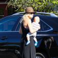 Malin Akerman et son fils Sebastian, de sortie dans le quartier de Los Feliz à Los Angeles, le 26 décembre 2013.