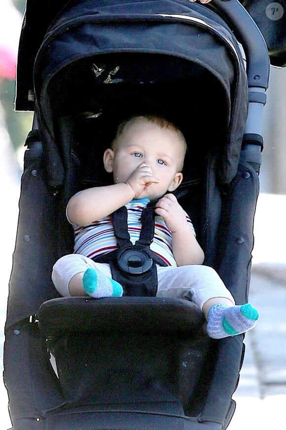 Sebastian, 8 mois, confortablement installé dans sa poussette au cours d'une sortie avec sa mère Malin Åkerman et sa grand-mère dans le quartier de Los Feliz. Los Angeles, le 26 décembre 2013.