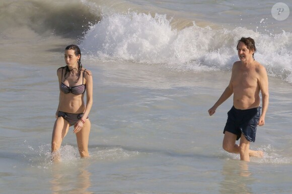 Sir Paul McCartney et sa femme Nancy Shevell à la plage à Saint-Barthélémy, le 27 décembre 2013.