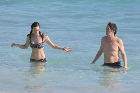 Sir Paul McCartney et sa femme Nancy Shevell se baignent à Saint-Barthélémy, le 27 décembre 2013.