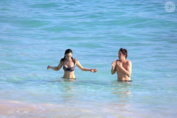 Sir Paul McCartney et sa femme Nancy Shevell à la plage à Saint-Barthélémy, le 27 décembre 2013.