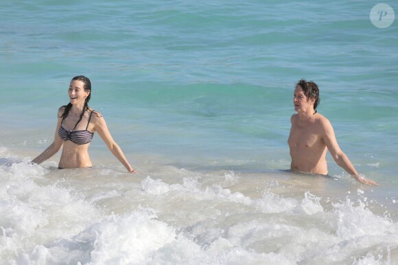 Sir Paul McCartney et sa femme Nancy Shevell à la plage à Saint-Barthélémy, le 27 décembre 2013.