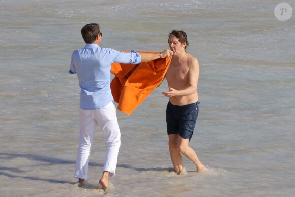 Sir Paul McCartney et sa femme Nancy Shevell à la plage à Saint-Barthélémy, le 27 décembre 2013.