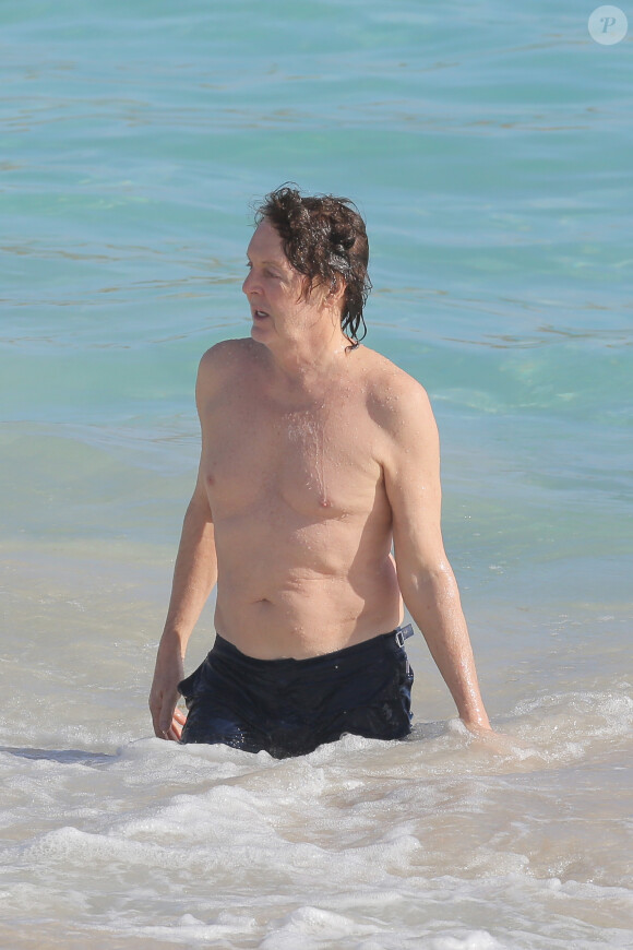 Sir Paul McCartney et sa femme Nancy Shevell à la plage à Saint-Barthélémy, le 27 décembre 2013.