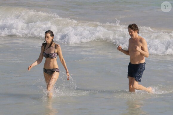 Sir Paul McCartney et sa femme Nancy Shevell à la plage à Saint-Barthélémy, le 27 décembre 2013.