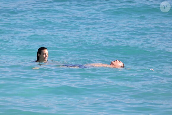 Sir Paul McCartney et sa femme Nancy Shevell à la plage à Saint-Barthélémy, le 27 décembre 2013.