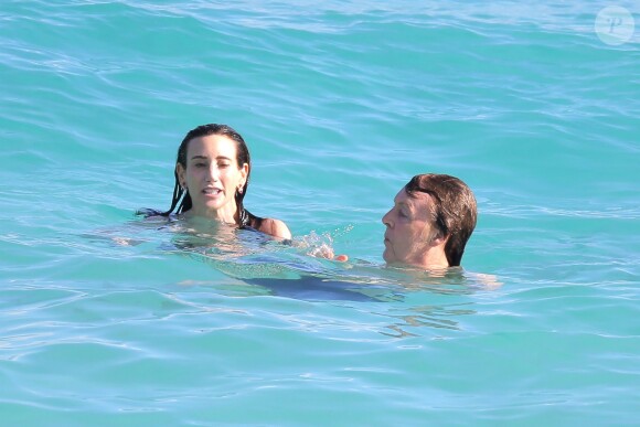 Sir Paul McCartney et sa femme Nancy Shevell à la plage à Saint-Barthélémy, le 27 décembre 2013.
