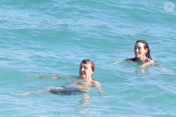 Sir Paul McCartney et sa femme Nancy Shevell à la plage à Saint-Barthélémy, le 27 décembre 2013.