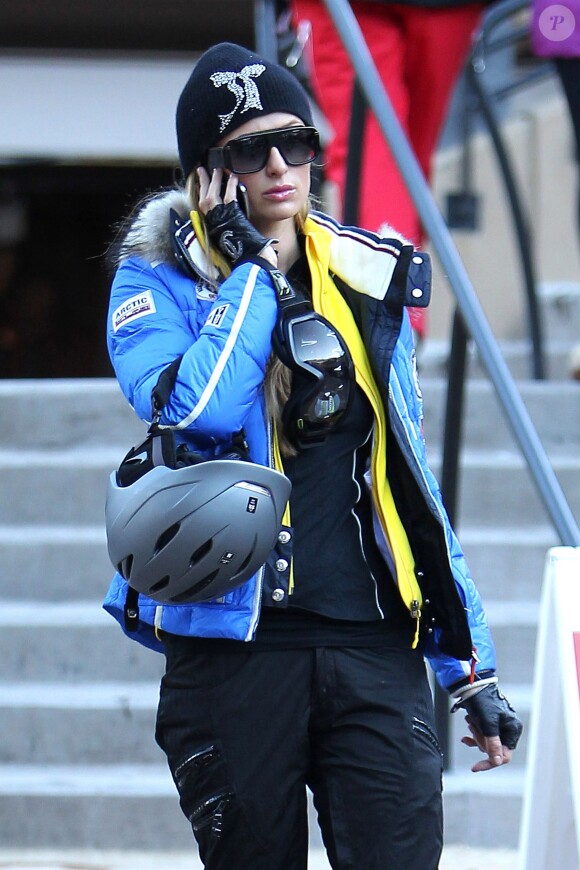 Paris Hilton s'éclate sur les plistes de ski à Aspen, le 27 décembre 2013.