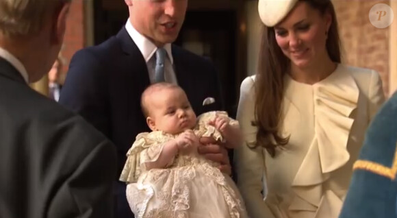 Image du baptême du prince George de Cambridge intégrée dans le message de voeux de Noël de la reine Elizabeth II le 25 décembre 2013