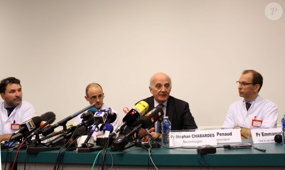 Le professeur Stéphane Chabardes, le professeur Jean-François Payen et le Directeur adjoint du CHU de Grenoble Marc Penaud accompagné du professeur Emmanuel Gay lors d'une conférence de presse concernant l'état de santé de Michael Schumacher le 30 décembre 2013 à Grenoble