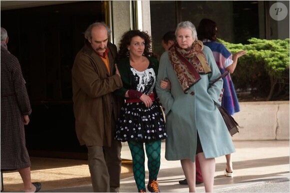 Noémie Lvovsky, entourée de Michel Vuillermoz et de Yolande Moreau dans le film Camille redouble