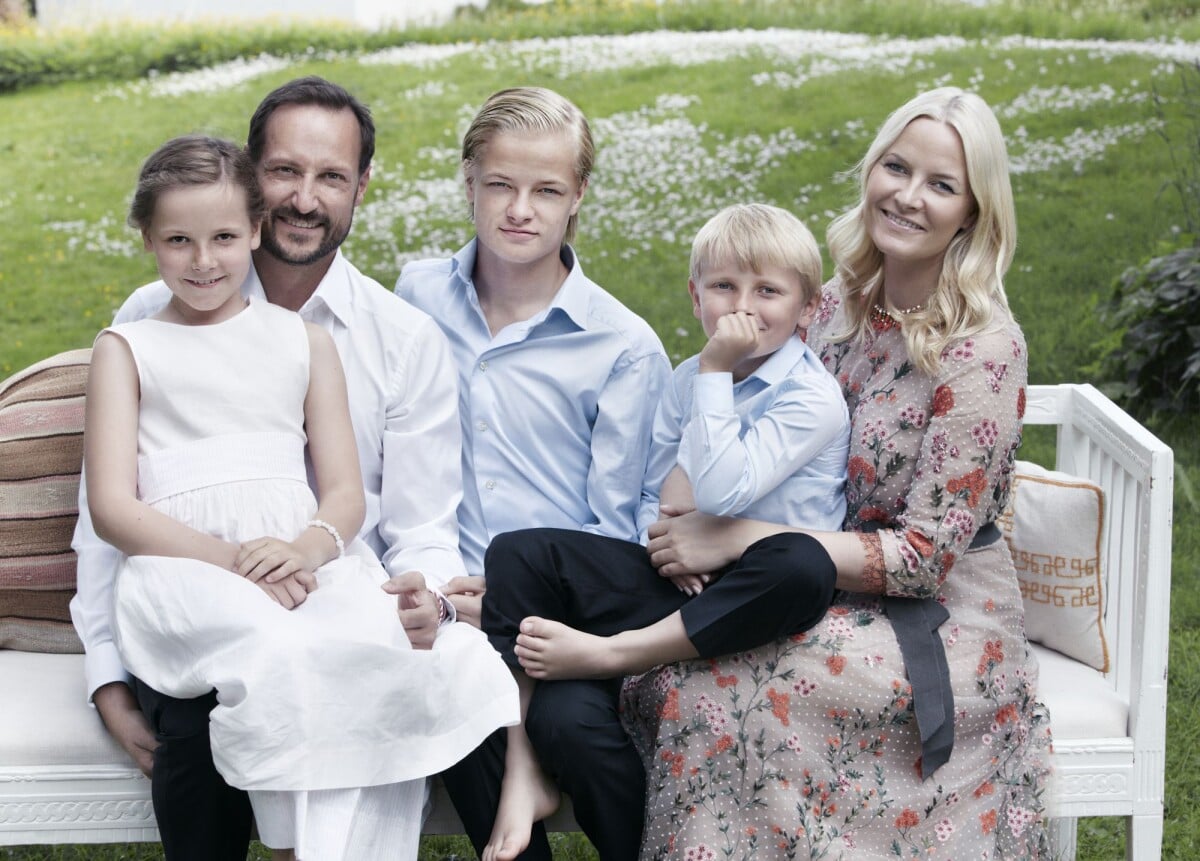 photo-la-princesse-ingrid-alexandra-de-norv-ge-en-famille-en-juillet