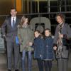 Felipe et Letizia d'Espagne avec leurs filles Lenor et Sofia et la reine Sofia, visitant le 22 novembre 2013 le roi Juan Carlos Ier à l'hôpital