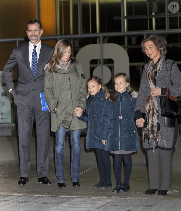 Felipe et Letizia d'Espagne avec leurs filles Lenor et Sofia et la reine Sofia, visitant le 22 novembre 2013 le roi Juan Carlos Ier à l'hôpital
