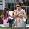 Katie Holmes se relaxe au bord d'une piscine avec sa fille Suri à Miami, le 1er janvier 2014.