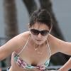 Katie Holmes se relaxe au bord d'une piscine avec sa fille Suri à Miami, le 1er janvier 2014.