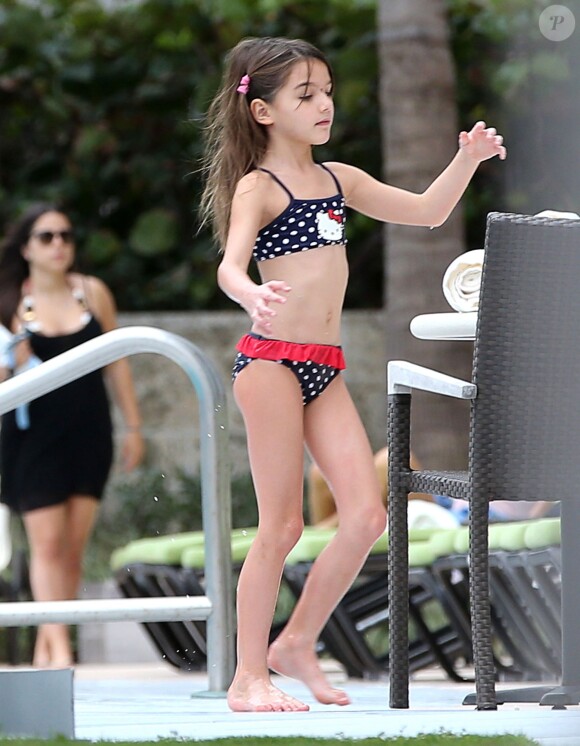 Katie Holmes se relaxe au bord d'une piscine avec sa fille à Miami, le 1er janvier 2014.