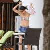 Katie Holmes se relaxe au bord d'une piscine avec sa fille Suri à Miami, le 1er janvier 2014.