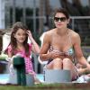 Katie Holmes se relaxe au bord d'une piscine avec sa fille Suri à Miami, le 1er janvier 2014.