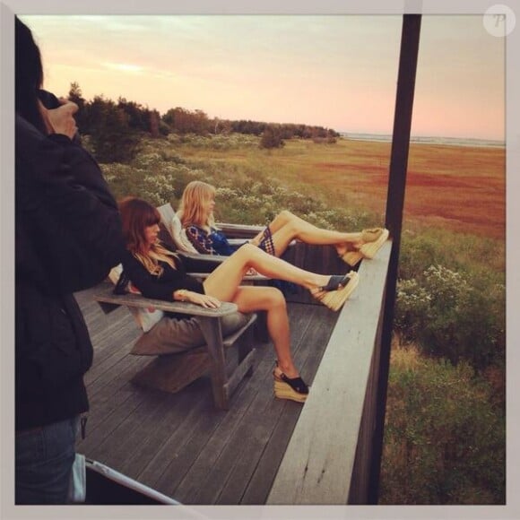 Lou Doillon et Julia Stegner, dans les coulisses de leur shooting pour la campagne publicitaire printemps-été 2014 de Chloé.