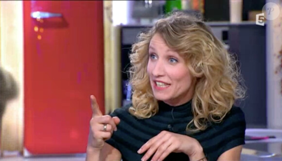 Alexandra Lamy sur le plateau de C à vous sur France 5, le 26 décembre 2013.