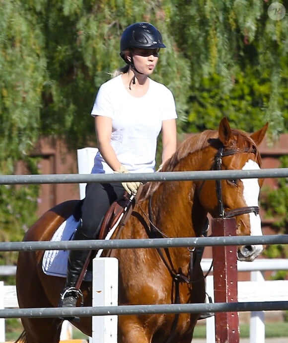 Kaley Cuoco monte à cheval dans un ranch de Moorpark, le 2 janvier 2014