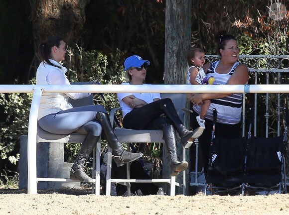 Kaley Cuoco retrouve des amies cavalières à Moorpark, le 2 janvier 2014