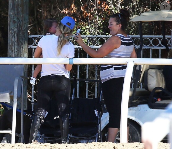 Kaley Cuoco retrouve des amies cavalières à Moorpark, le 2 janvier 2014