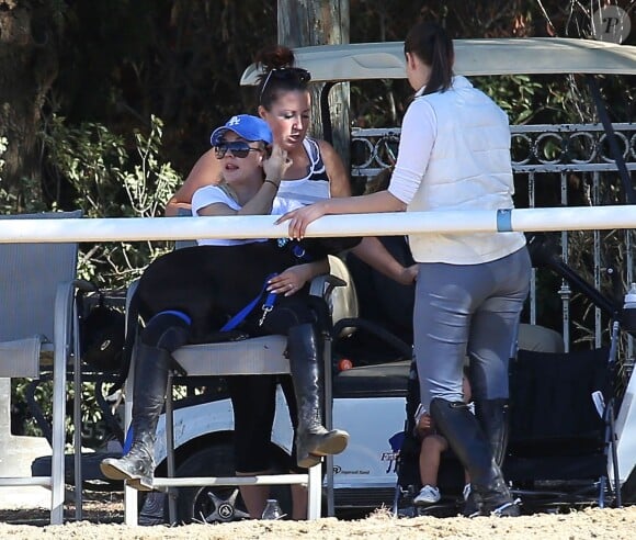 Kaley Cuoco retrouve des amies cavalières à Moorpark, le 2 janvier 2014