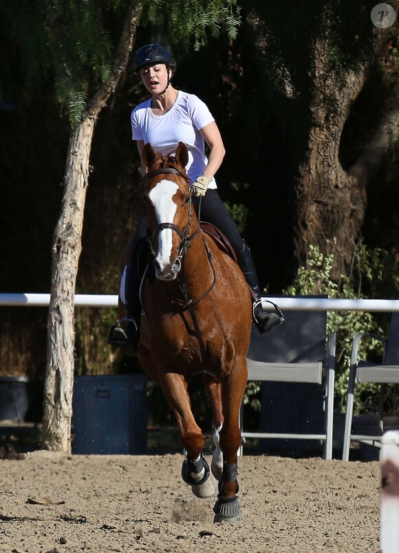Kaley Cuoco monte à cheval dans un ranch de Moorpark, le 2 janvier 2014