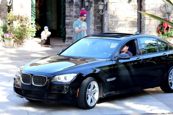 Ryan Sweeting a reçu sa BMW en guise de cadeau de mariage sous les yeux de son épouse Kaley Cuoco, le 2 janvier 2014 à Los Angeles