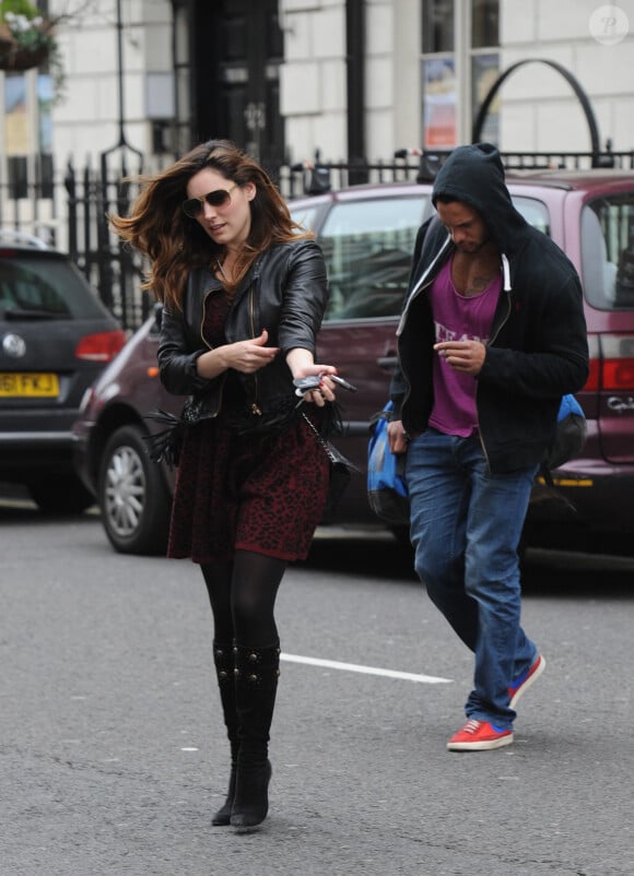 Kelly Brook sort de chez elle avec son nouveau compagnon David McIntosh à Londres, le 5 janvier 2014.